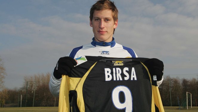 UN FUTBOLISTA CONVENCI� AL �RBITRO DE QUE NO ECHARA A UN JUGADOR RIVAL.