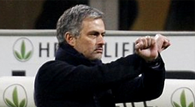Tres partidos de sanci�n a Mourinho por hacer gestos "teatreros" al �rbitro.