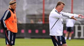 VAN GAAL CENSURA LA ACTITUD DE MOURINHO EN EL CAMP NOU. 